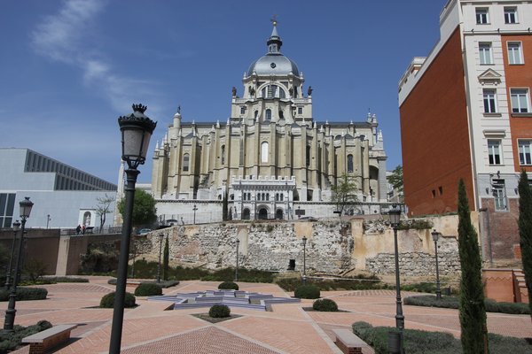 Cathedral de Almudena and the wall